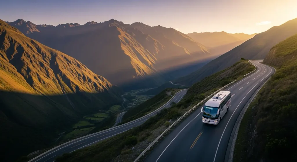 Bus interprovincial recorriendo una carretera en los Andes peruanos, concepto de optimización de rutas