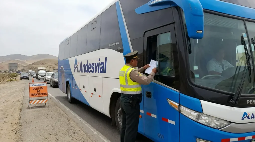 Fiscalización de la SUTRAN a un bus interprovincial en una carretera del Perú