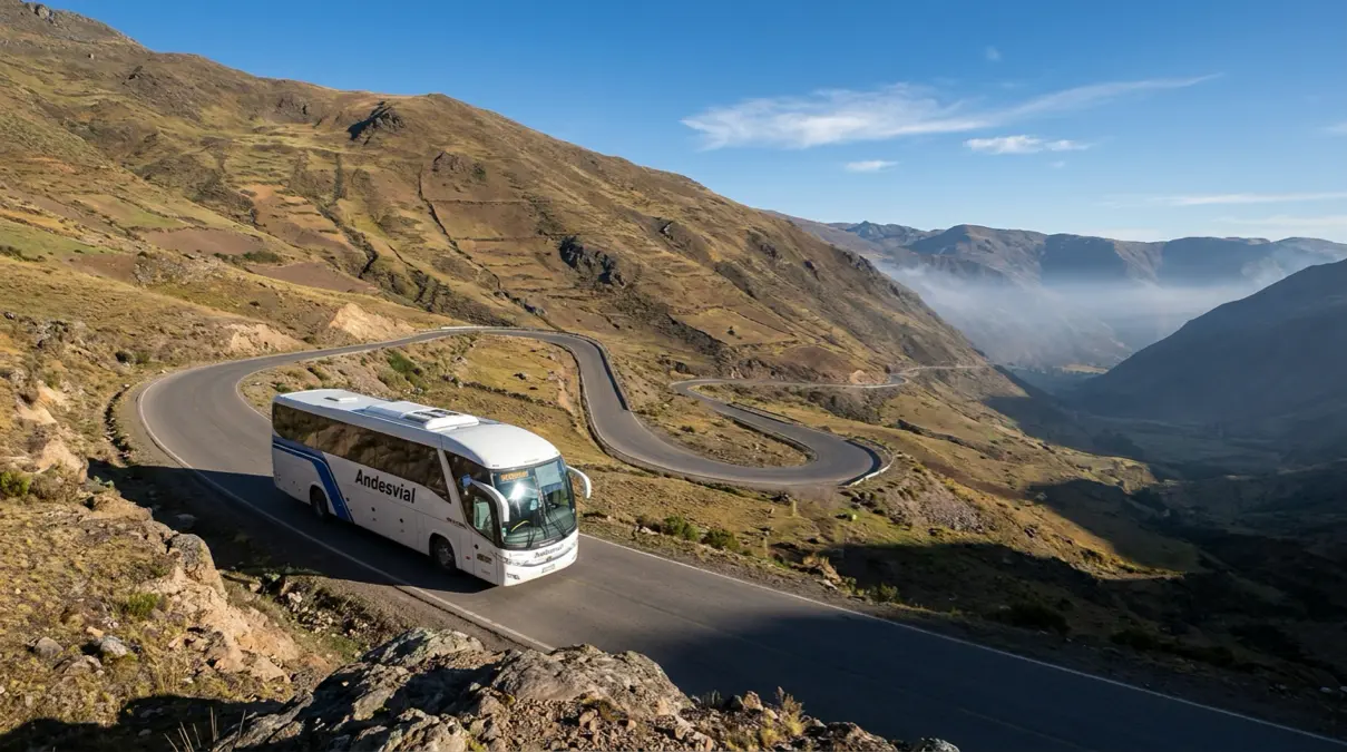 Cómo reducir el consumo de combustible de tu flota 1 Bus interprovincial en carretera de altura, donde el consumo de combustible aumenta por la pendiente